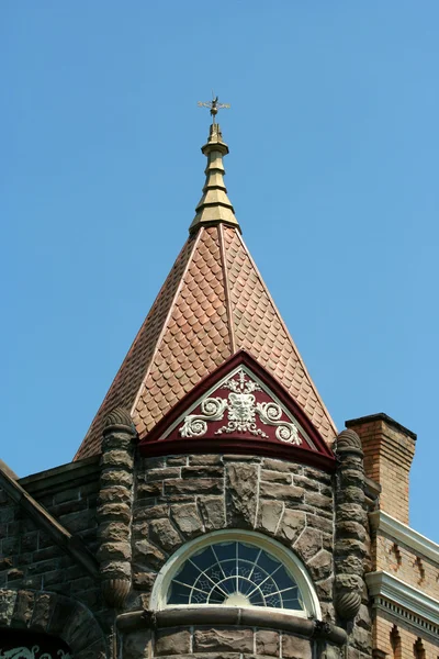 Girouette au sommet d'un vieux bâtiment — Photo