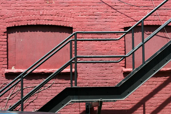 Пожарная лестница со стороны здания — стоковое фото