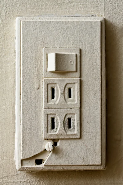 Velho interruptor de luz quebrado — Fotografia de Stock