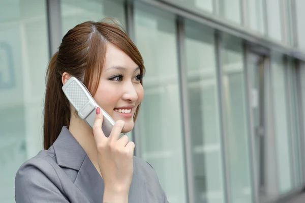 Zakenvrouw met behulp van mobiele telefoon — Stockfoto