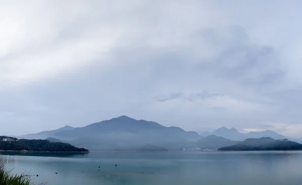 Innsjøens panoramiske landskap – stockfoto