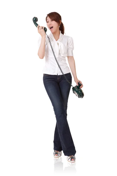 Uśmiechnięta bizneswoman rozmawiająca przez telefon — Zdjęcie stockowe