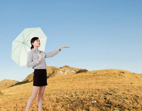 Mulher tomando guarda-chuva — Fotografia de Stock