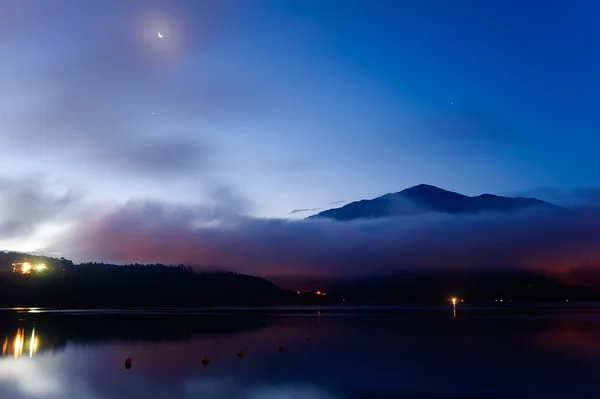 Ay gece göl manzarası — Stok fotoğraf