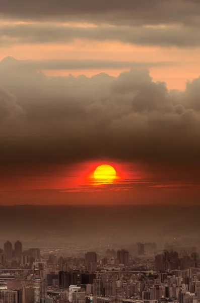 Auringonlaskun kaupungin maisemat — kuvapankkivalokuva