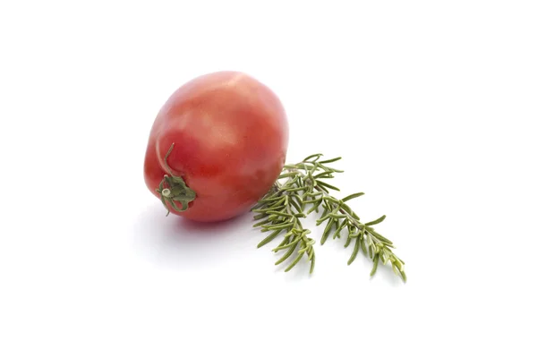 Летние овощи на белом: томат и розмарин — стоковое фото