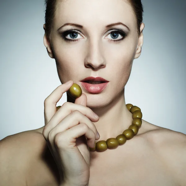 Retrato da jovem mulher bonita com azeitonas — Fotografia de Stock