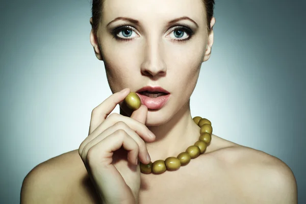 Ritratto della giovane bella donna con olive — Foto Stock