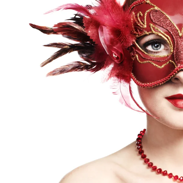 De mooie jonge vrouw in een rode Venetiaanse masker — Stockfoto