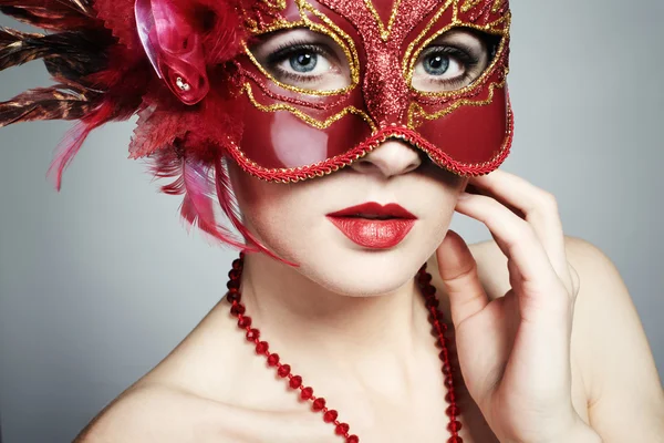Die schöne junge Frau in einer roten venezianischen Maske — Stockfoto