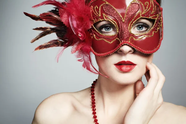 赤いベネチアン マスクで美しい若い女性 — ストック写真