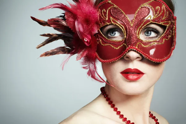 Piękna młoda kobieta w czerwonym maski weneckie — Zdjęcie stockowe