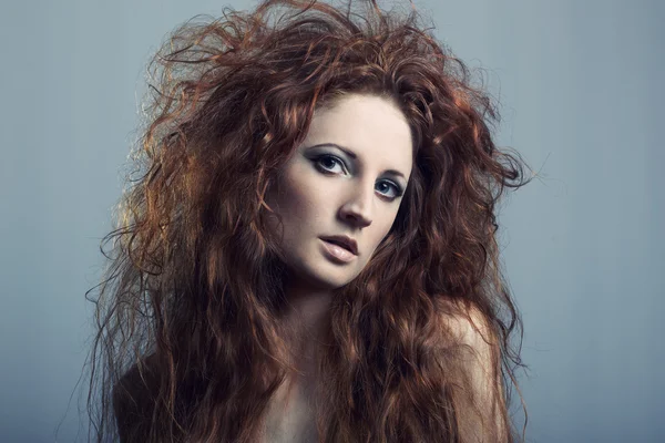 Modeporträt einer jungen schönen rothaarigen Frau — Stockfoto