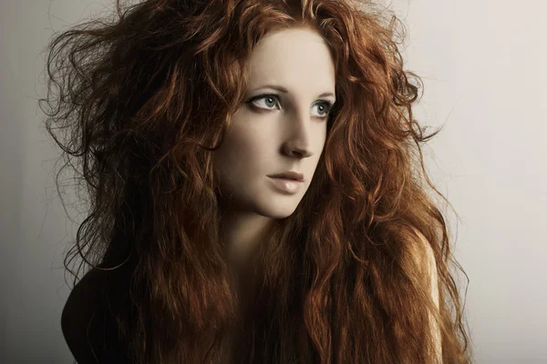 Ritratto di moda di una giovane bella donna dai capelli rossi — Foto Stock