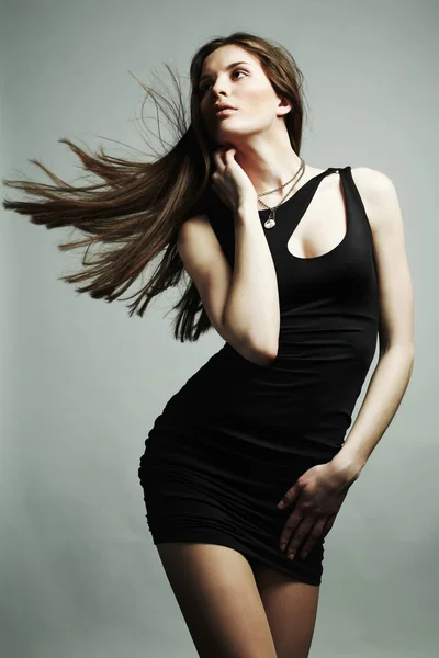 Retrato de una joven bailarina con el pelo oscuro volando — Foto de Stock