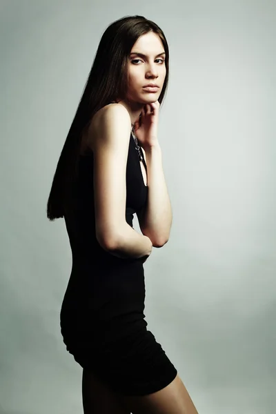 Retrato de moda de joven hermosa mujer elegante en el d negro — Foto de Stock