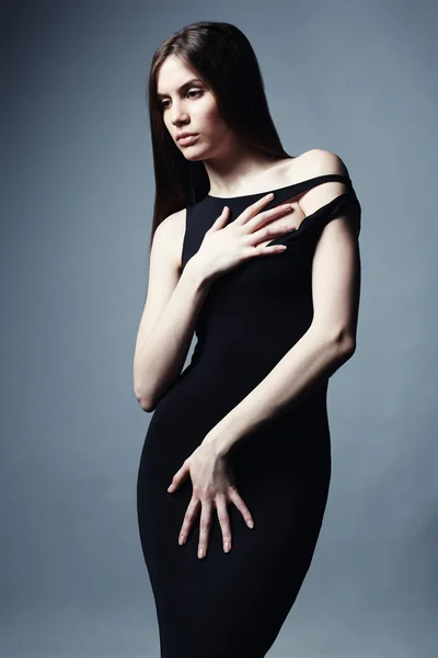 Retrato de moda de joven hermosa mujer en el vestido negro —  Fotos de Stock