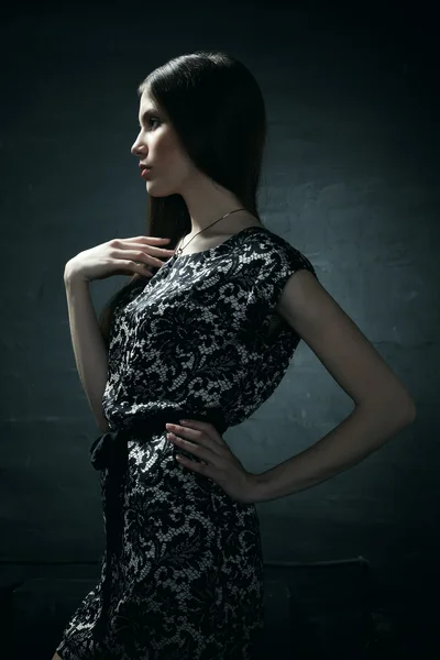 黒のドレスで若くてきれいな女性のファッションの肖像画 — ストック写真