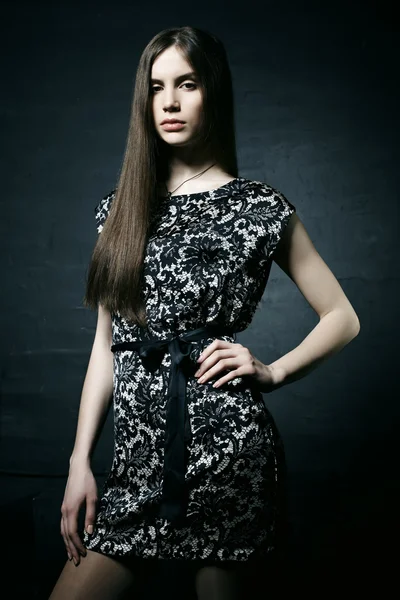Mode porträtt av unga vackra kvinnan i svart klänning — Stockfoto