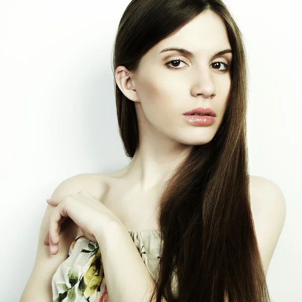 Modeporträt einer jungen schönen Frau mit dunklen Haaren — Stockfoto