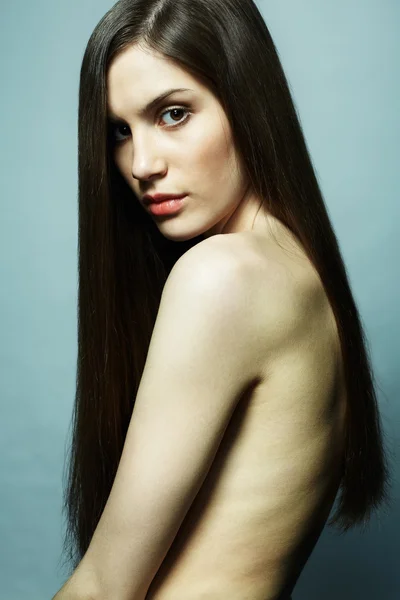 Moda portre siyah saçlı genç güzel kadın — Stok fotoğraf