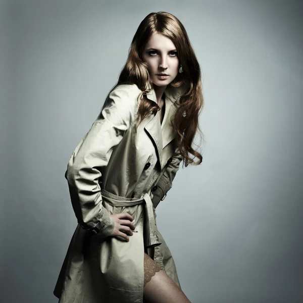 Retrato de moda de una joven mujer hermosa en el impermeable —  Fotos de Stock