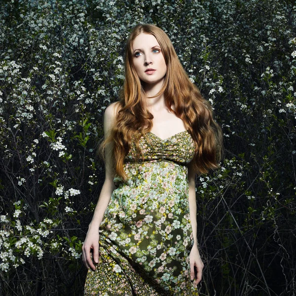 Portret van de romantische vrouw in een zomertuin — Stockfoto