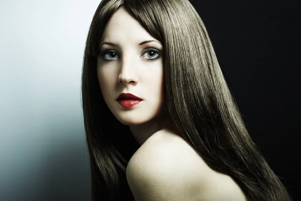 Retrato de moda bela mulher de cabelos escuros — Fotografia de Stock