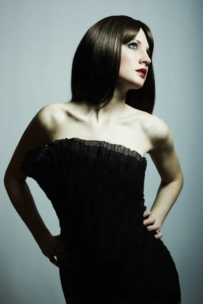 Modeporträt einer jungen schönen eleganten Frau — Stockfoto