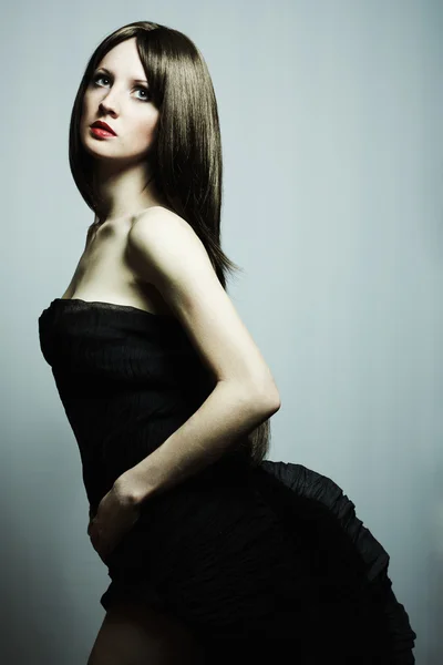 Modeporträt einer jungen schönen eleganten Frau — Stockfoto