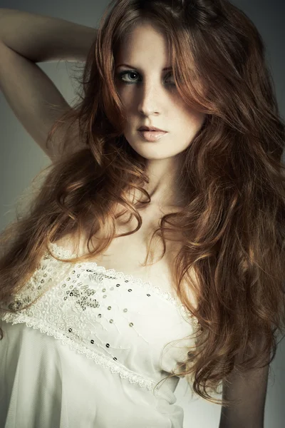Moda portre güzel kızıl saçlı kadın — Stok fotoğraf
