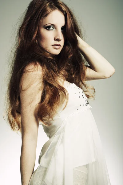 Divat-portré gyönyörű vörös hajú nő — Stock Fotó