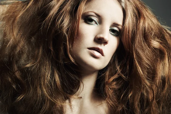Moda portre güzel kızıl saçlı kadın — Stok fotoğraf
