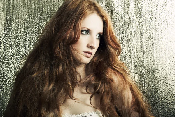 Ritratto di moda di una giovane bella donna dai capelli rossi — Foto Stock