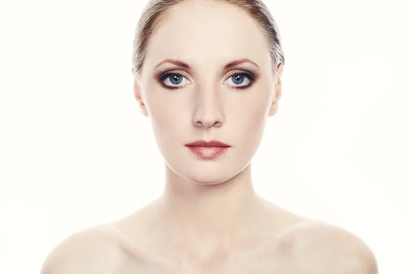 Porträt einer schönen Frau isoliert auf weißem Hintergrund — Stockfoto