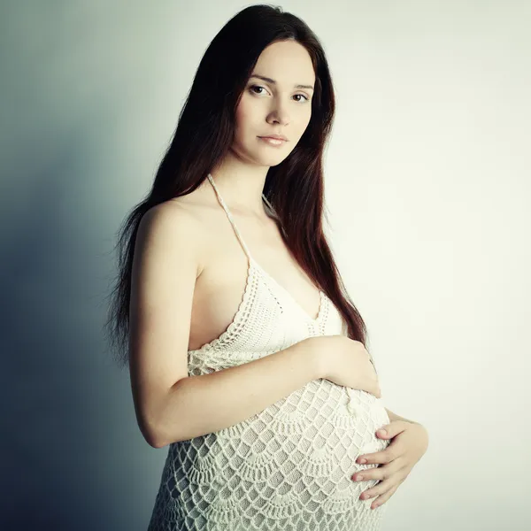Художній портрет молодої вагітної жінки — стокове фото