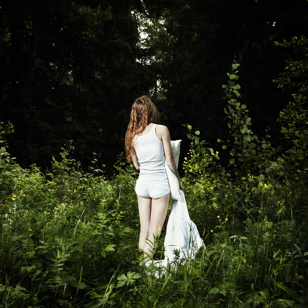 Portret młodej kobiety w tajemniczym lesie — Zdjęcie stockowe