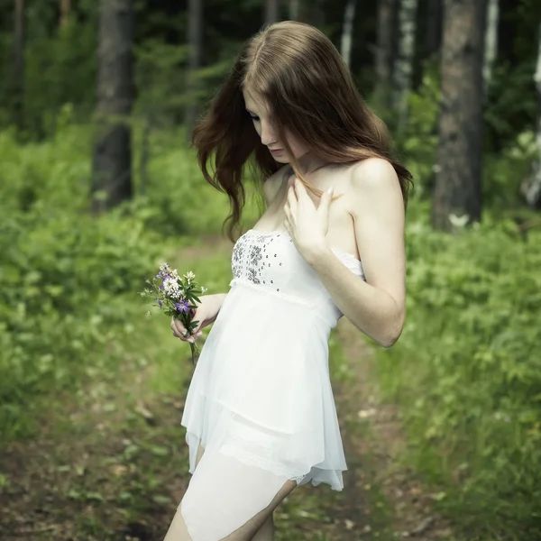 Portrét romantické ženy v pohádkovém lese — Stock fotografie