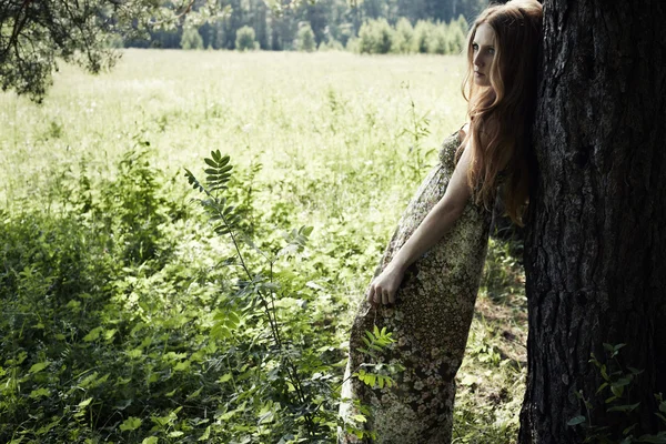 Porträtt av romantisk kvinna i älvskogen — Stockfoto