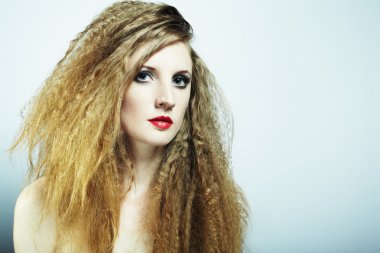moda portre genç güzel kızıl saçlı kadın