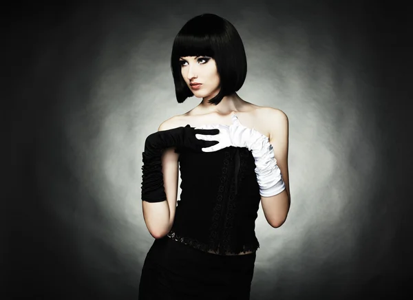 Modeporträt einer jungen schönen Frau im schwarzen Kleid — Stockfoto