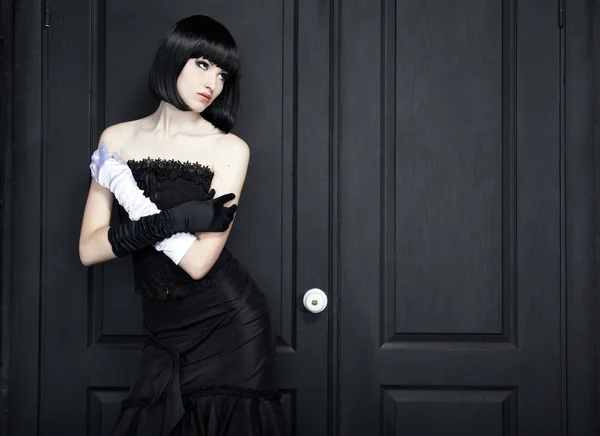 Retrato de moda de joven hermosa mujer en el vestido negro — Foto de Stock