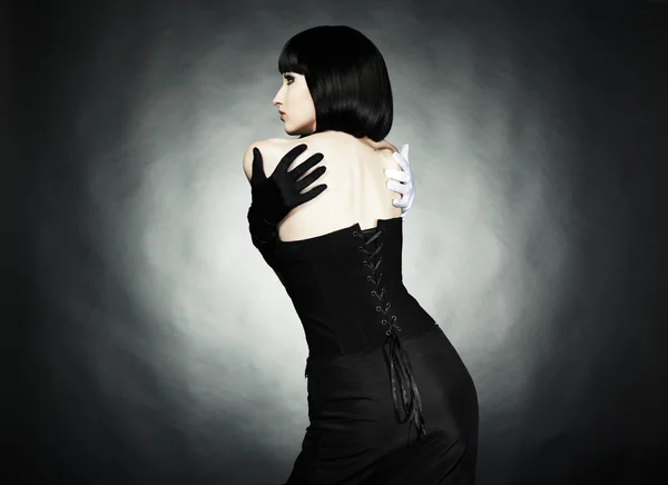 Retrato de moda de joven hermosa mujer en el vestido negro —  Fotos de Stock