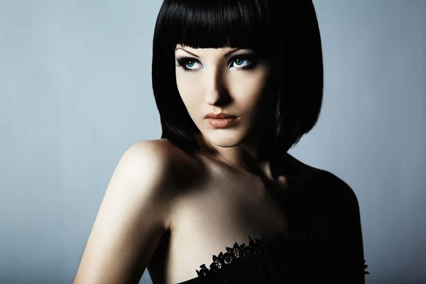 Retrato de moda de uma jovem bela mulher de cabelos escuros — Fotografia de Stock