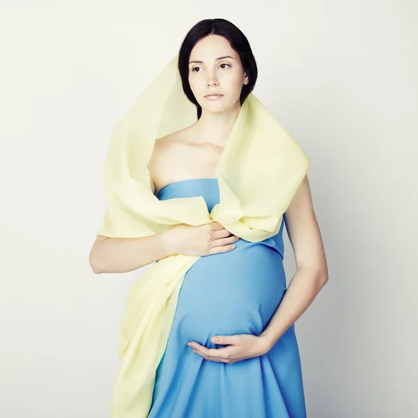 Художественный портрет молодой беременной женщины — стоковое фото