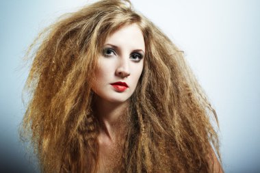 moda portre genç güzel kızıl saçlı kadın