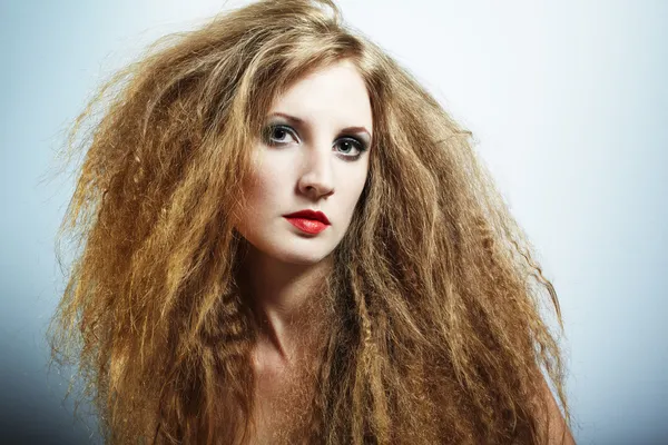 美しい赤毛の若い女性のファッションの肖像画 — ストック写真