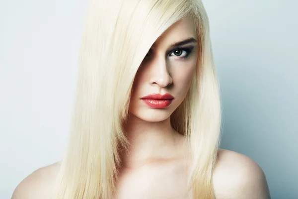Fashion portrait of a young beautiful blonde woman — Stock Photo, Image