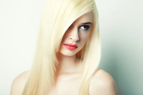 Mode porträtt av en ung vacker blond kvinna — Stockfoto