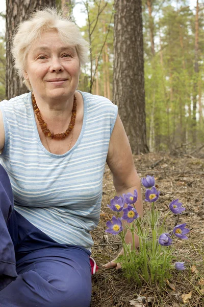 An elderly woman in the forest springtime — Stock Photo, Image